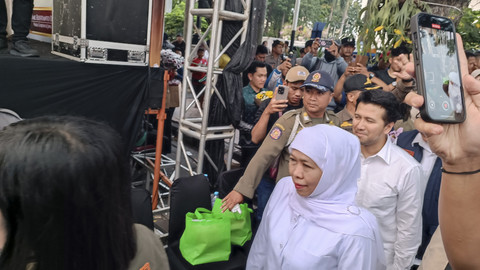 Gubernur Jawa Timur, Khofifah Indar Parawansa saat menemui massa buruh yang menggelar demo May Day di depan Kantor Gubernur Jawa Timur Jalan Pahlawan, Surabaya, pada Kamis (1/5/2025). Foto: Farusma Okta Verdian/kumparan