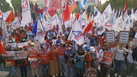 Massa buruh yang menggelar demo May Day di depan Kantor Gubernur Jawa Timur Jalan Pahlawan, Surabaya, pada Kamis (1/5/2025). Foto: Farusma Okta Verdian/kumparan