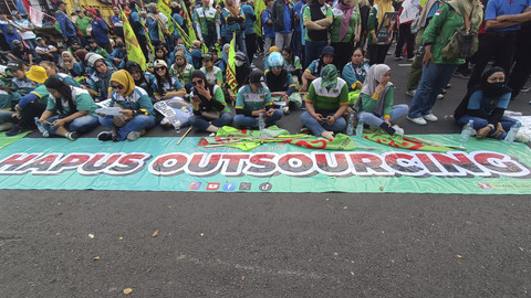 Massa buruh yang menggelar demo May Day di depan Kantor Gubernur Jawa Timur Jalan Pahlawan, Surabaya, pada Kamis (1/5/2025). Foto: Farusma Okta Verdian/kumparan