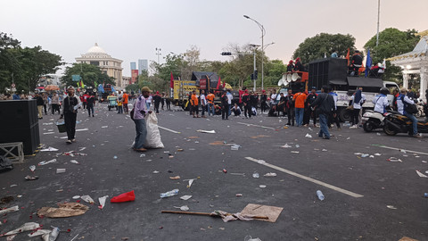 Massa buruh yang menggelar demo May Day di depan Kantor Gubernur Jawa Timur Jalan Pahlawan, Surabaya, pada Kamis (1/5/2025). Foto: Farusma Okta Verdian/kumparan
