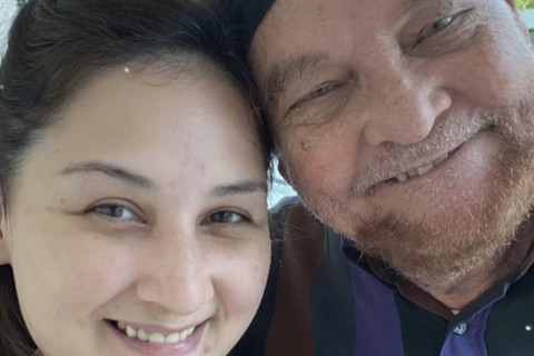 Mona Ratuliu dan ayahnya. Foto: Instagram/ @monaratuliu