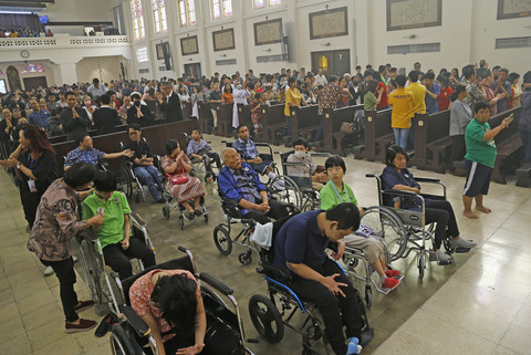 Perayaan Agung Jubileum di Gereja Katolik Surabaya, Ibadah 300 Umat Disabilitas (1)