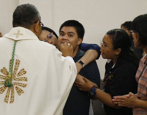 Perayaan Agung Jubileum di Gereja Katolik Surabaya, Ibadah 300 Umat Disabilitas (2)