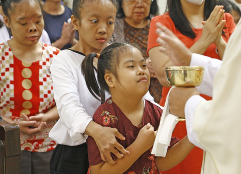 Perayaan Agung Jubileum di Gereja Katolik Surabaya, Ibadah 300 Umat Disabilitas (3)
