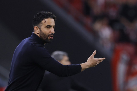 Pelatih Manchester United Ruben Amorim menyampaikan intruksi kepada pemainnya pada pertandingan semi final Liga Europa di Stadion San Mames, Bilbao, Kamis (30/4/2025).  Foto: Vincent West/Reuters