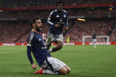 Pemain Manchester United Bruno Fernandes berselebrasi usai mencetak gol ke gawang Athletic Bilbao pada pertandingan semi final Liga Europa di Stadion San Mames, Bilbao, Kamis (30/4/2025).  Foto: Lee Smith/Reuters