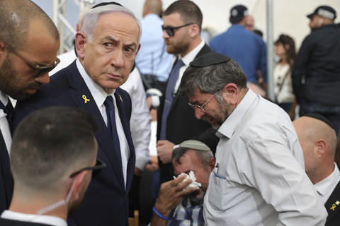 Perdana Menteri Israel Benjamin Netanyahu (Kiri) menyaksikan Avi Revach, ayah dari tentara Israel yang gugur saat Hari Peringatan Israel untuk mengenang Prajurit yang gugur di Tugu Peringatan Yad LaBanim, Yerussalem, Israel, Selasa (29/4/2025). Foto: Abir Sultan/POOL/AFP