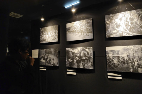 Pengunjung mengamati karya foto pada pameran foto 'Sing Penting Madhang' di Gallery Gelanggang Inovasi dan Kreativitas (GIK) Universitas Gadjah Mada (UGM), Kamis (1/5/2025) malam. Foto: Arfiansyah Panji Purnandaru/kumparan