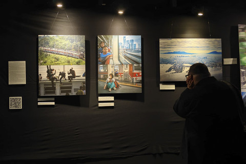 Pengunjung mengamati karya foto pada pameran foto 'Sing Penting Madhang' di Gallery Gelanggang Inovasi dan Kreativitas (GIK) Universitas Gadjah Mada (UGM), Kamis (1/5/2025) malam. Foto: Arfiansyah Panji Purnandaru/kumparan