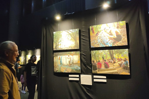 Pengunjung mengamati karya foto pada pameran foto 'Sing Penting Madhang' di Gallery Gelanggang Inovasi dan Kreativitas (GIK) Universitas Gadjah Mada (UGM), Kamis (1/5/2025) malam. Foto: Arfiansyah Panji Purnandaru/kumparan