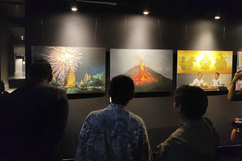 Pengunjung mengamati karya foto pada pameran foto 'Sing Penting Madhang' di Gallery Gelanggang Inovasi dan Kreativitas (GIK) Universitas Gadjah Mada (UGM), Kamis (1/5/2025) malam. Foto: Arfiansyah Panji Purnandaru/kumparan