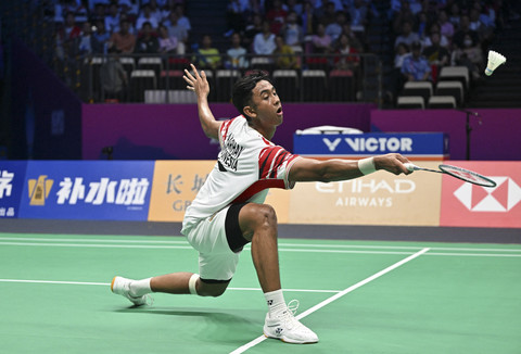 Tunggal putra Indonesia Alwi Farhan saat melawan tunggal putra Denmark Anders Antonsen pada pertandingan Badminton Piala Sudirman di di Fenghuang Gymnasium, Xiamen, China, Kamis (1/5/2025). Foto: Adek Berry/AFP