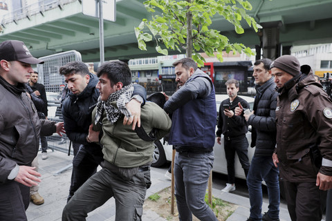 Petugas kepolisian mengamankan pengunjuk rasa saat aksi May Day di Istanbul, Turki, Kamis (1/5/2025). Foto: Umit Bektas/Reuters