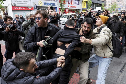 Petugas kepolisian mengamankan pengunjuk rasa saat aksi May Day di Istanbul, Turki, Kamis (1/5/2025). Foto: Umit Bektas/Reuters
