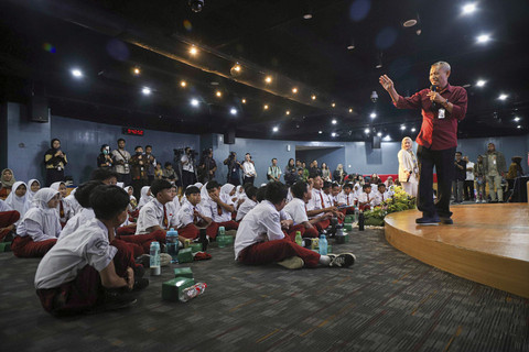 Pimpinan KPK Ibnu Basuki Widodo memberikan materi anti korupsi kepada anak-anak sekolah di Gedung ACLC KPK RI, Jumat (2/5/2025). Foto: Iqbal Firdaus/kumparan