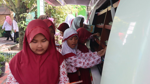 Antusiasme siswa-siswi SDN 7 Lawang Kidul membaca buku yang disediakan Mobil Pintar PT Bukit Asam. Foto: Dok. PT Bukit Asam