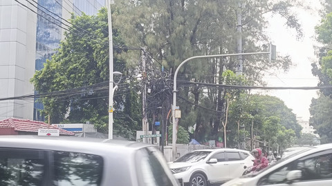 Pemandangan kabel semrawut dan menjuntai di sekitran di kawasan Jalan Perwira sekitar Masjid Istiqlal, Jumat (2/5/2025).  Foto: Thomas Bosco/kumparan