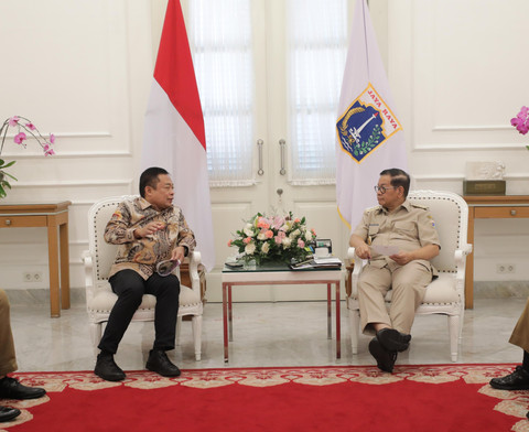 Direktur Utama Telkom Ririek Adriansyah (kiri) dan Gubernur DKI Jakarta Pramono Anung (kanan) saat audiensi untuk melaporkan secara langsung kesiapan penyelenggaraan acara Digiland pada Selasa (29/4). Foto: Dok. Telkom