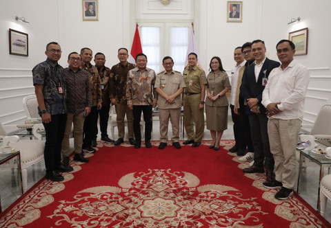 Direktur Utama Telkom Ririek Adriansyah beserta jajaran dan Gubernur DKI Jakarta Pramono Anung beserta jajaran melakukan foto bersama usai audiensi kesiapan penyelenggaraan acara Digiland pada Selasa (29/4). Foto: Dok. Telkom
