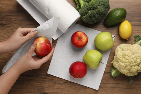 Cara membungkus buah apel dengan kertas atau tisu.  Foto: Shutterstock