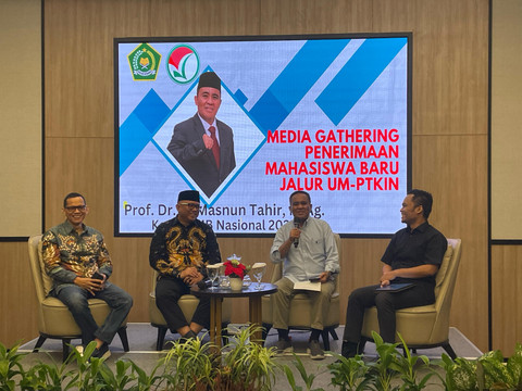 Ketua Panitia Nasional Penerimaan Mahasiswa Baru Perguruan Tinggi Keagamaan Islam Negeri (PMB PTKIN), Masnun (kedua kanan), dalam acara Media Gathering UM-PTKIN 2025, di Jakarta Barat, Jumat (2/5/2025). Foto: Fadhil Pramudya/kumparan