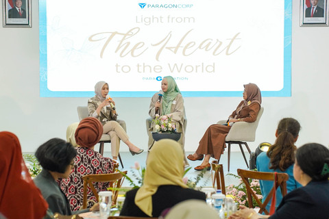 (ki-ka) Sesi talkshow women empowerment bersama Deputi CEO dan VP Research and Development Paragon Corp dr. Sari Chairunnisa, Wardah global ambassador Dewi Sandra, dan Duta Besar Indonesia untuk Uzbekistan Prof. Siti Ruhaini Dzuhayatin. Foto: Paragon Corp