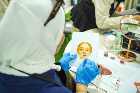Lip cream making. Foto: Paragon Corp