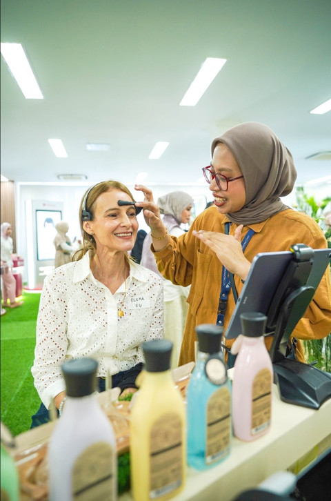 Skin check dan konsultasi dengan expert. Foto: Paragon Corp