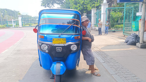 Sosok Tris Wanto (42), sopir bajaj yang selalu mangkal di depan jalur pejalan kaki Pintu Selatan Stasiun Gambir, Jakpus, bersama 3 sopir lainnya, Jumat (2/5/2025). Foto: Thomas Bosco/kumparan