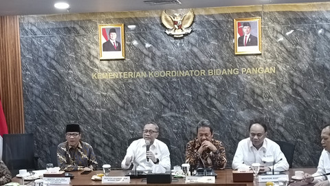 Menko Pangan Zulkifli Hasan dan Menteri Koperasi Budi Arie Setiadi di Kantor Kemenko Pangan, Jakarta, Jumat (2/5/2025).  Foto: Muhammad Fhandra Hardiyon/kumparan