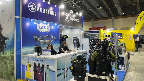 Booth perlengkapan selam yang dijual di DXI 2025 di Hall B JICC Senayan, Jakarta pada Jumat (2/5/2025). Foto: Gitario Vista Inasis/kumparan