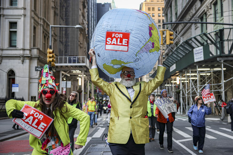 Dua pengunjuk rasa berpakaian seperti badut saat May Day 2025 di New York, Amerika Serikat, Kamis (1/5/2025). Foto: Jeenah Moon/REUTERS