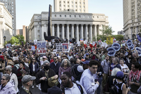 Sejumlah pengunjuk rasa membentangkan poster saat May Day 2025 di New York, Amerika Serikat, Kamis (1/5/2025). Foto: Jeenah Moon/REUTERS