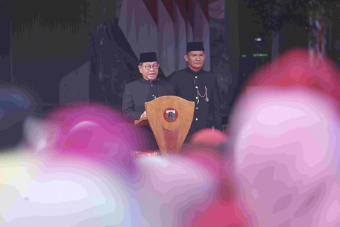 Gubernur DKI Jakarta Pramono Anung menyampaikan pidato saat mengikuti upacara peringatan Hari Pendidikan Nasional 2025 di Balai Kota DKI Jakarta, Jumat (2/5/2025). Foto: Sulthony Hasanuddin/ANTARA FOTO 