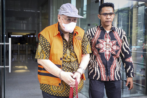 Tersangka kasus korupsi di lingkungan Pemerintah Kota (Pemkot) Semarang Rachmat Utama Djangkar berjalan keluar usai menjalani pemeriksaan di KPK, Jakarta, Jumat (2/5/2025). Foto: Iqbal Firdaus/kumparan
