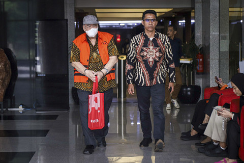 Tersangka kasus korupsi di lingkungan Pemerintah Kota (Pemkot) Semarang Rachmat Utama Djangkar berjalan keluar usai menjalani pemeriksaan di KPK, Jakarta, Jumat (2/5/2025). Foto: Iqbal Firdaus/kumparan