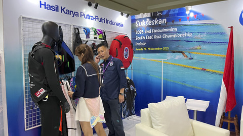  Pengunjung yang sedang melihat-lihat booth Pameran DXI 2025 di Hall B JICC Senayan, Jakarta pada Jumat (2/5/2025). Foto: Gitario Vista Inasis/kumparan