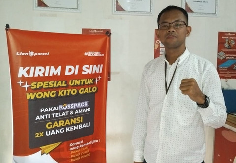 Tedy Dwi Fani salah satu agen Lion Parcel di Palembang. (ist)