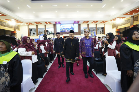Kemensos menggraduasi 500 Keluarga Penerima Manfaat (KPM) Program Keluarga Harapan (PKH) di Gedung Samantha Krida Universitas Brawijaya, Malang,  Jumat (2/5/2025). Foto: Dok. Kemensos