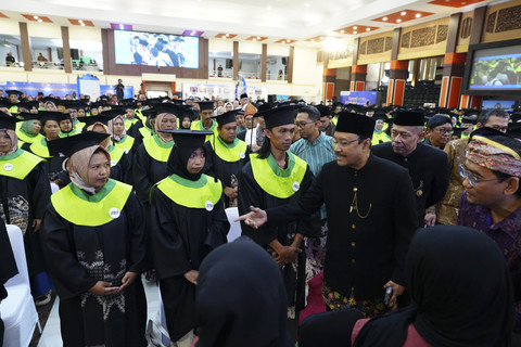 Kemensos menggraduasi 500 Keluarga Penerima Manfaat (KPM) Program Keluarga Harapan (PKH) di Gedung Samantha Krida Universitas Brawijaya, Malang,  Jumat (2/5/2025). Foto: Dok. Kemensos
