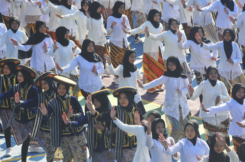 Sejumlah siswa menampilkan kesenian tari Kretek saat memperingati Hari Pendidikan Nasional (Hardiknas) di SMP Negeri 1, Jati, Kudus, Jawa Tengah, Jumat (2/5/2025). Foto: Yusuf Nugroho/ANTARA FOTO