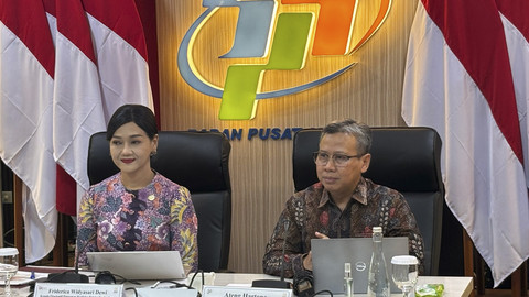 Kepala Eksekutif Pengawas Perilaku Pelaku Usaha Jasa Keuangan, Edukasi, dan Pelindungan Konsumen OJK, Friderica Widyasari Dewi dan Deputi Bidang Statistik Sosial BPS, Ateng Hartono di Kantor Pusat BPS, Jumat (2/5/2025). Foto: Ave Airiza Gunanto/kumparan