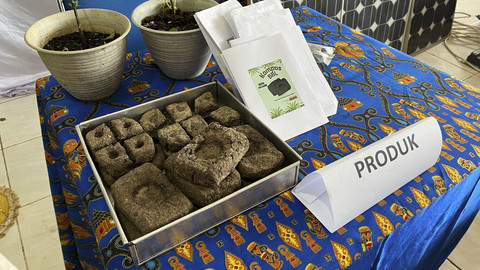 Inovasi 'kompos blok' gagasan siswa SMA 3 Merauke di Toyota Eco Youth ke-13. Foto: Aditya Pratama Niagara/kumparan