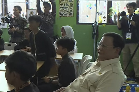 Presiden Prabowo Subainto menyaksikan para siswa belajar saat memperingati Hari Pendidikan Nasional 2025 di SDN Cimahpar 5, Bogor Utara, Jawa Barat, Jumat (2/5/2025). Foto: Youtube/Sekretariat Presiden