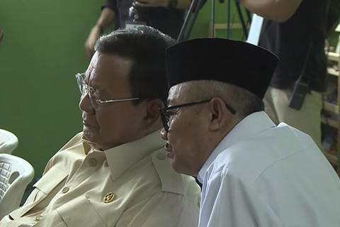 Presiden Prabowo Subainto berbincang dengan Mendikdasmen Abdul Mu'ti saat memperingati Hari Pendidikan Nasional 2025 di SDN Cimahpar 5, Bogor Utara, Jawa Barat, Jumat (2/5/2025).  Foto: Youtube/Sekretariat Presiden