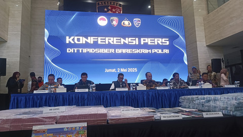 Konferensi pers pengungkapan judi online dengan total uang disita Rp 75 M di Mabes Polri, Jumat (2/5/2025).  Foto: Thomas Bosco/kumparan