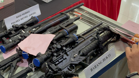 Barang bukti senapan angin dan senjata tajam dari tangan pelaku penyerangan di Kemang, Jakarta Selatan, Jumat (2/5). Foto: Abid Raihan/kumparan