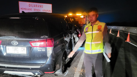 Mobil yang ditumpangi anggota DPR RI Alamudin Dimyati Rois alias Gus Alam mengalami kecelakaan di Tol Pemalang, Jawa Tengah, Jumat (2/5) dini hari. Foto: Dok. Istimewa
