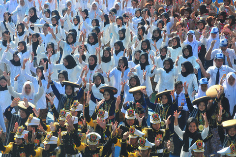 Sejumlah siswa mengikuti Senam Anak Indonesia Hebat saat memperingati Hari Pendidikan Nasional (Hardiknas) di SMP Negeri 1, Jati, Kudus, Jawa Tengah, Jumat (2/5/2025). Foto: ANTARA FOTO/Yusuf Nugroho