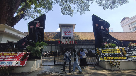 Sejumlah karangan bunga di depan SMAN 1 Bandung, Jawa Barat, Jumat (2/5/2025). Foto: Robby Bouceu/kumparan